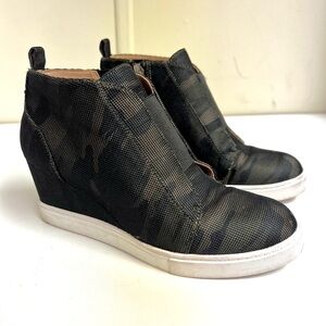 LINEA PAOLO Felicia III Women's Wedge Sneakers in Camo size 5.5